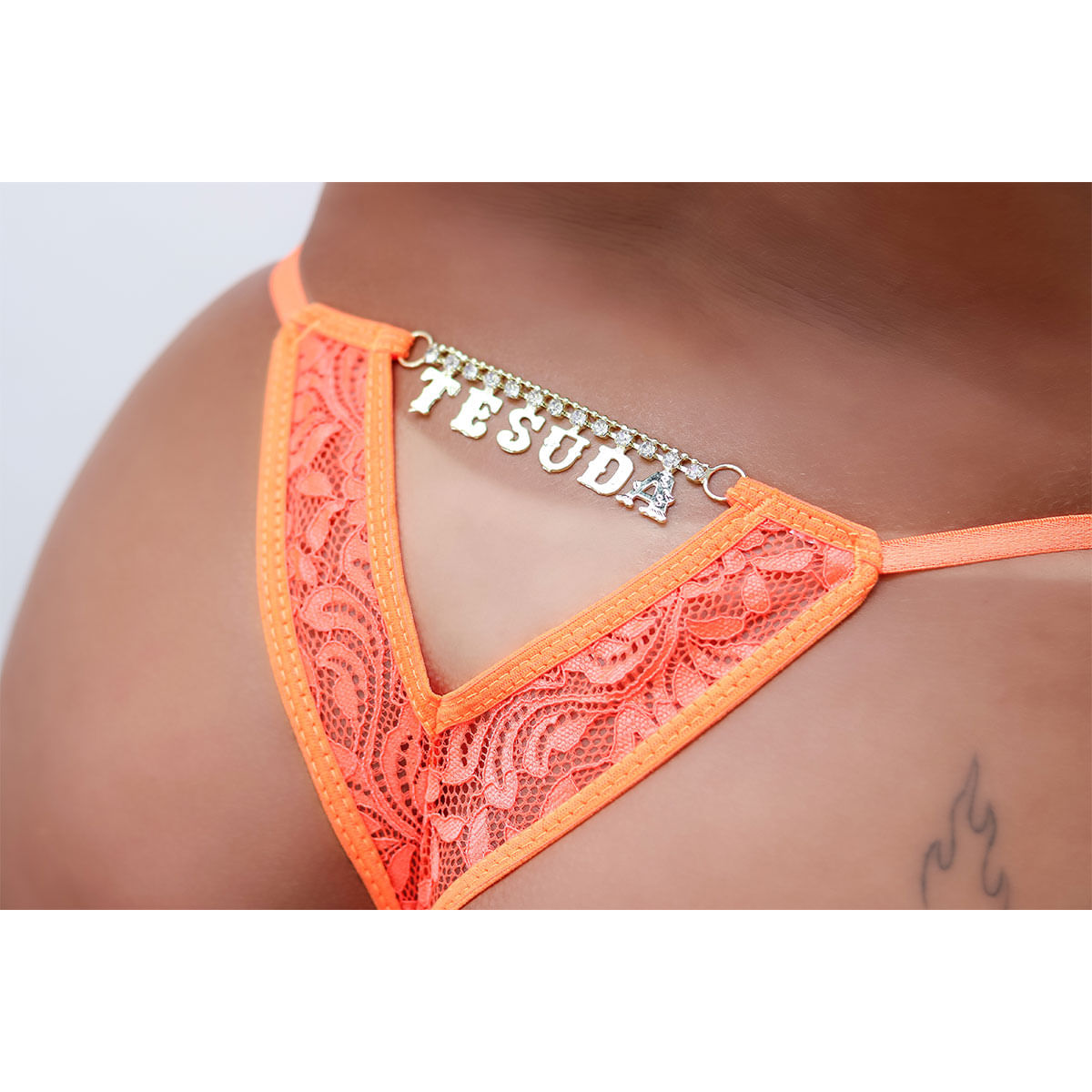 Calcinha Fio Dental com Corte em V com Strass Tesuda Tallyta
