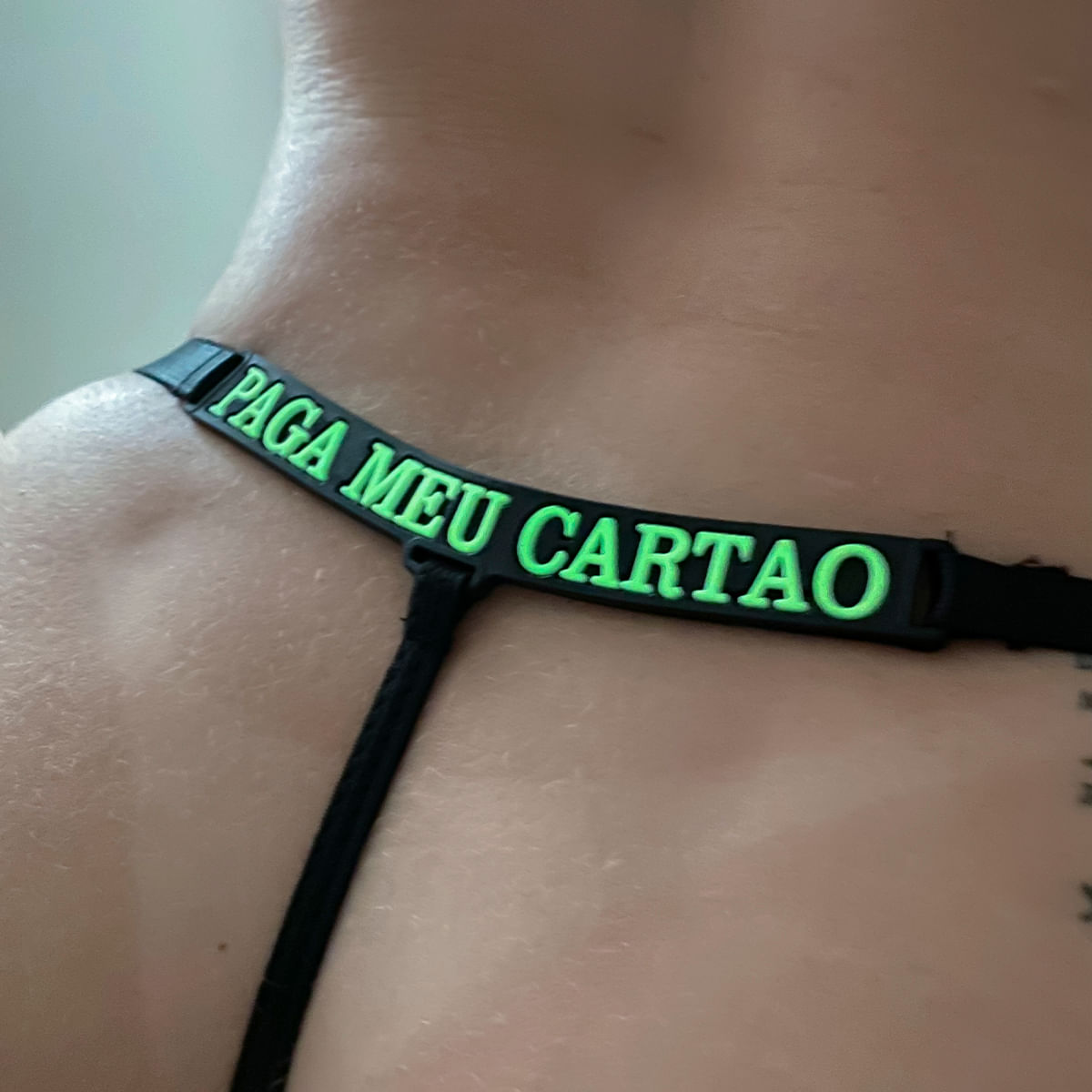 Calcinha Fio Dental que Brilha no Escuro Paga Meu Cartão Tallyta Moda Apimentada